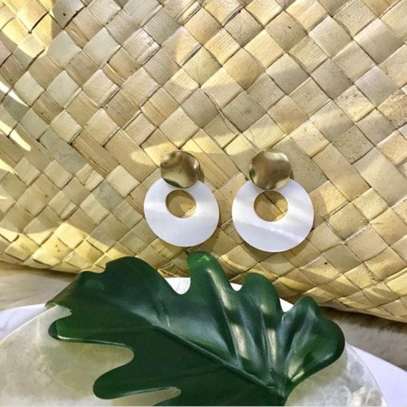 New White Circle Tortoise Shell Dangle Earrings - Picture 2 of 10